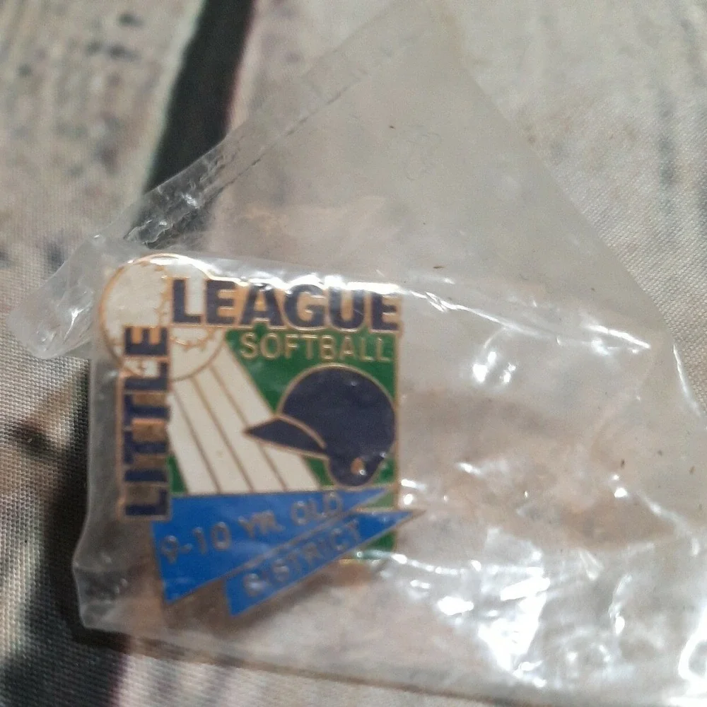 Little League Softball 9–10 Yr Old District Trading Pin‎ VTG Baseball READ Retro